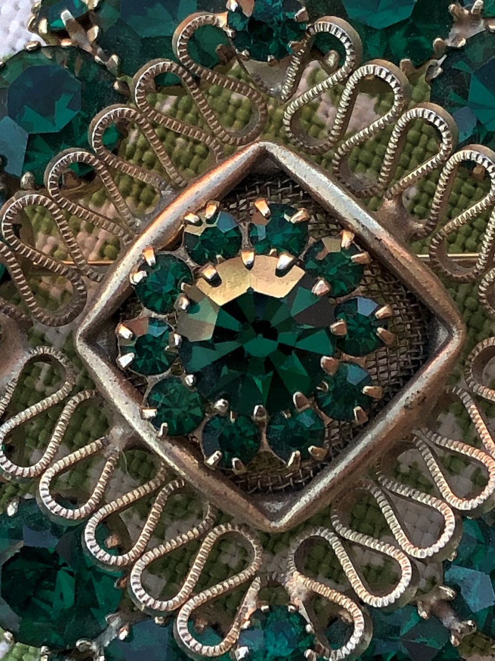 Vintage 1950s Green Rhinestone Brooch W Twisted Metal Vintage 1950s Green Rhinestone Brooch W Twisted Metal