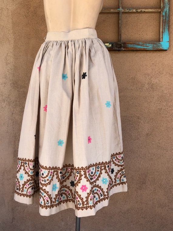 Vintage 1950s Embroidered Linen Skirt Sz S W24.5 - image 4