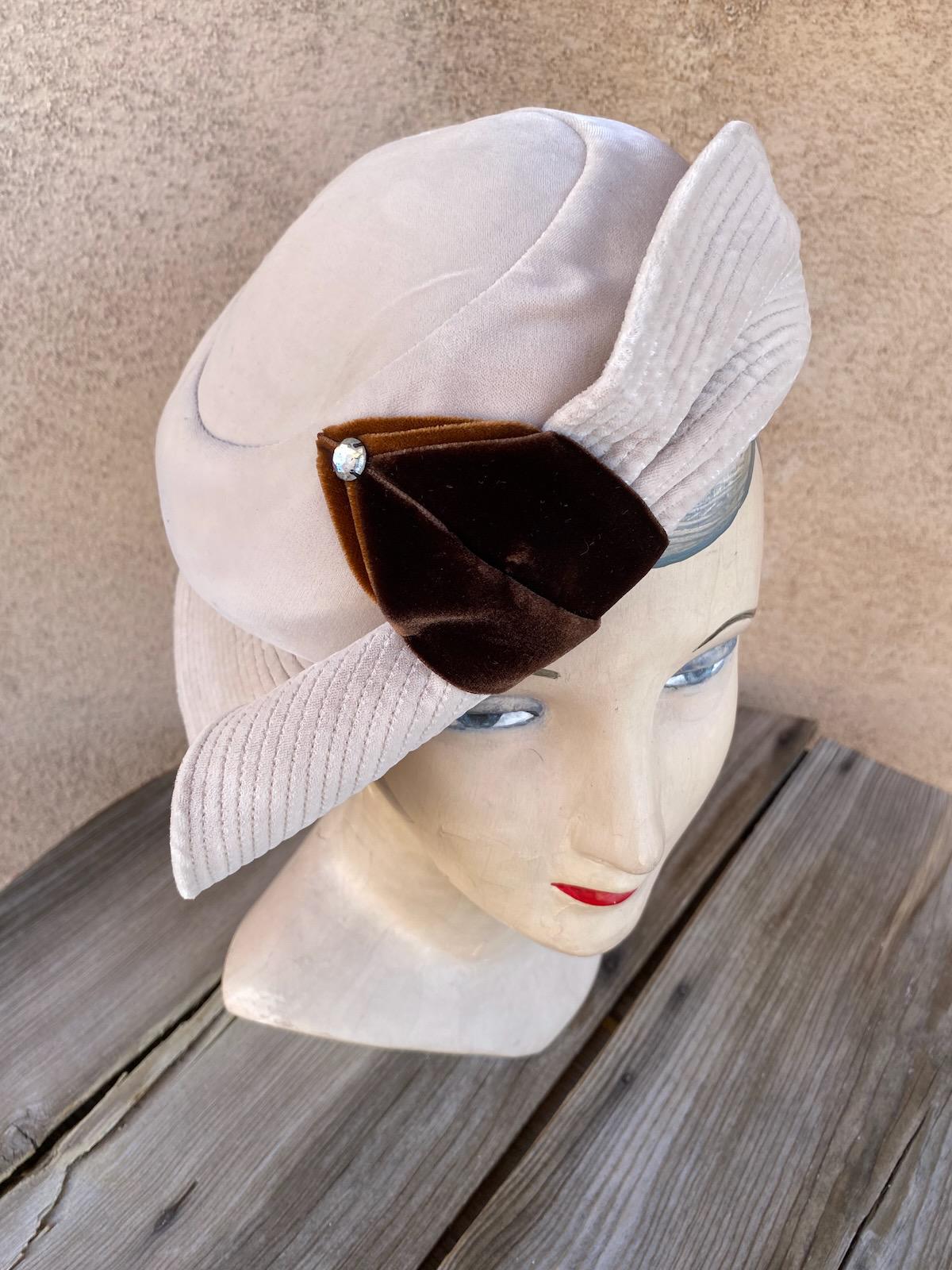 VTG 1940s 1950s Pink Tan Velvet Tilt Cloche OS Buy Vintage 1940s 1950s Pink Tan Velvet Tilt Cloche OS  main image 3