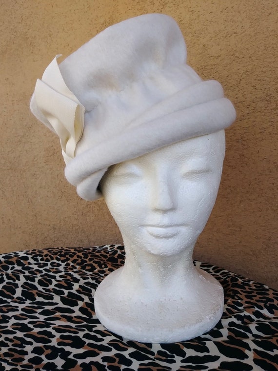 Vintage 1950s Hat Sculptural Toque White Wool Top… - image 4