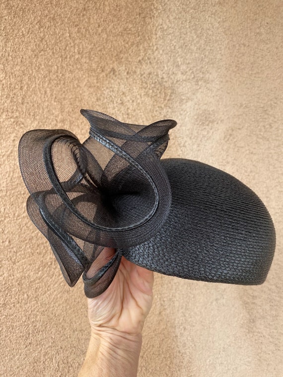 Vintage 1980s Black Straw Statement Church Hat OS - image 3