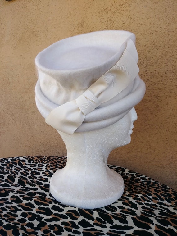 Vintage 1950s Hat Sculptural Toque White Wool Top… - image 5