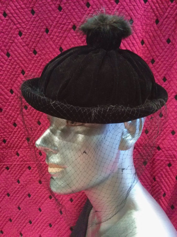 Vintage 1950s Black Velvet Hat w Pom Pom - image 4