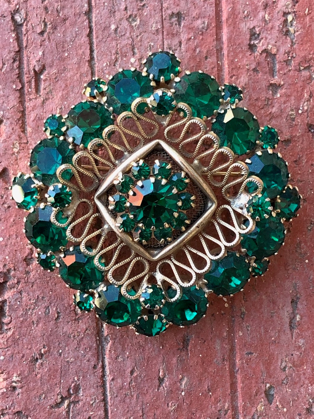 Vintage 1950s Green Rhinestone Brooch W Twisted Metal Vintage 1950s Green Rhinestone Brooch W Twisted Metal