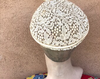 VTG 1950s Off White Lace Hat Calot Style with Antenna OS Vintage 1950s off White Lace Hat Calot Style With Antenna OS  main image 4