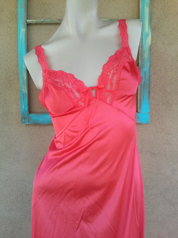 Vintage 1970s Red Vassarette Nightgown Nightie Sz… - image 1