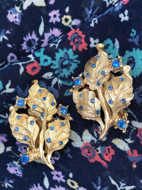 Vintage 1960s Blue Rhinestone Gold Earrings Clip O