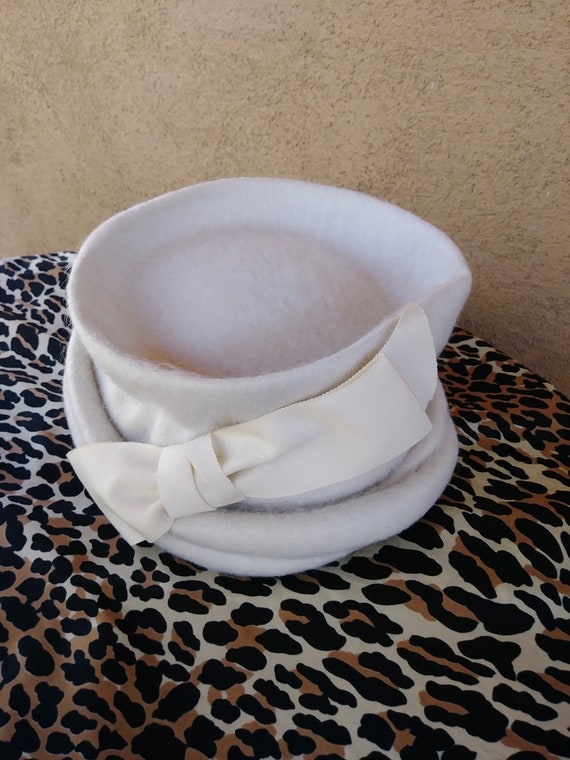 Vintage 1950s Hat Sculptural Toque White Wool Top… - image 2