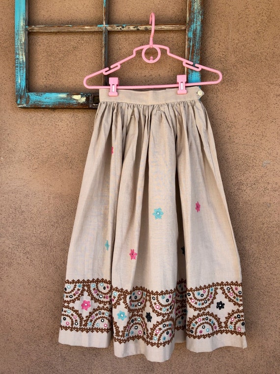 Vintage 1950s Embroidered Linen Skirt Sz S W24.5 - image 1