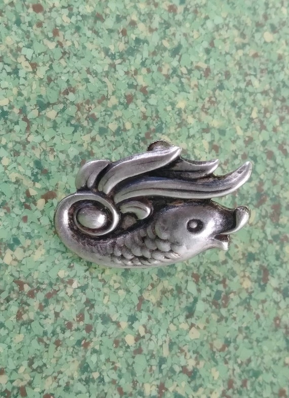 Vintage 1940s Silver Swimming Fish Earrings Screw… - image 2