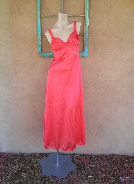 Vintage 1970s Red Vassarette Nightgown Nightie Sz… - image 2