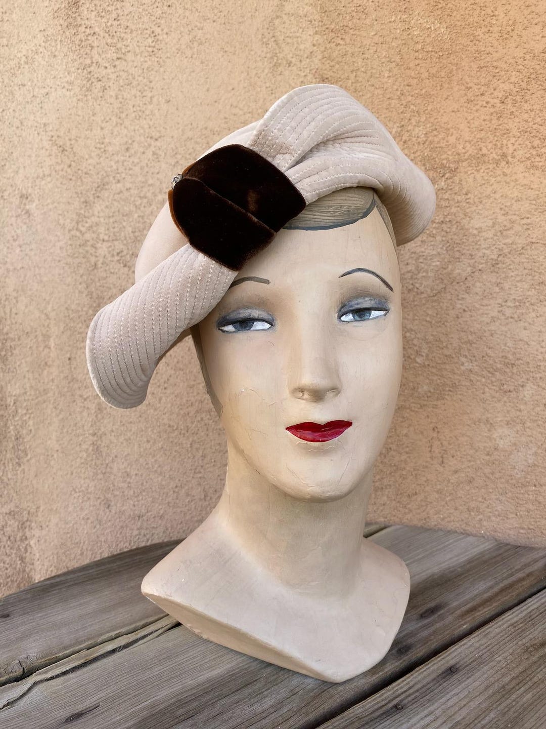 VTG 1940s 1950s Pink Tan Velvet Tilt Cloche OS Buy Vintage 1940s 1950s Pink Tan Velvet Tilt Cloche OS  main image 4