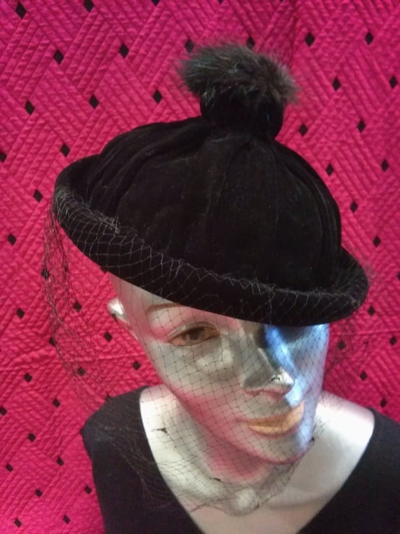 Vintage 1950s Black Velvet Hat w Pom Pom - image 1