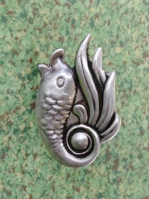 Vintage 1940s Silver Swimming Fish Earrings Screw… - image 3