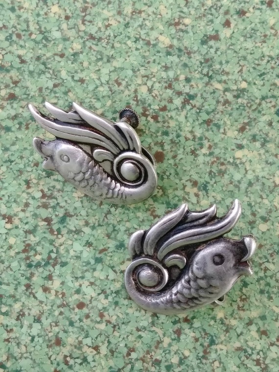 Vintage 1940s Silver Swimming Fish Earrings Screw… - image 4