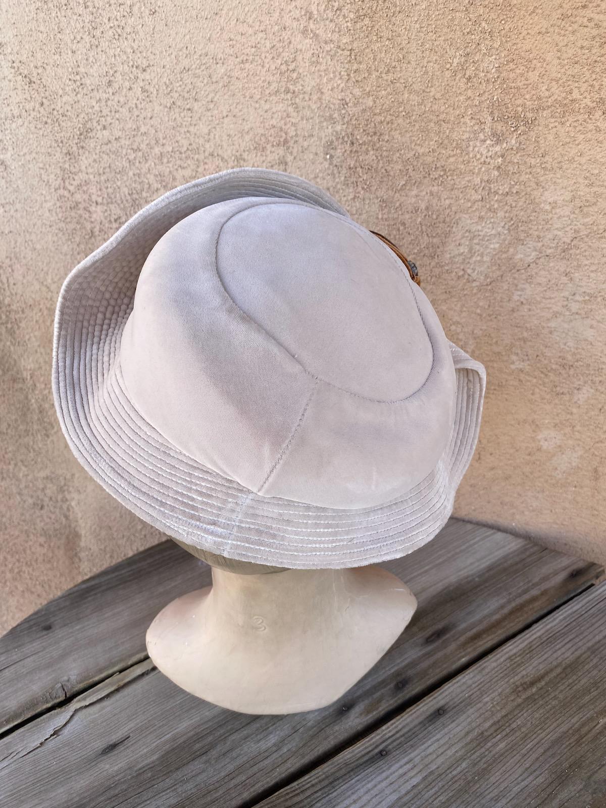 VTG 1940s 1950s Pink Tan Velvet Tilt Cloche OS Buy Vintage 1940s 1950s Pink Tan Velvet Tilt Cloche OS  main image 2