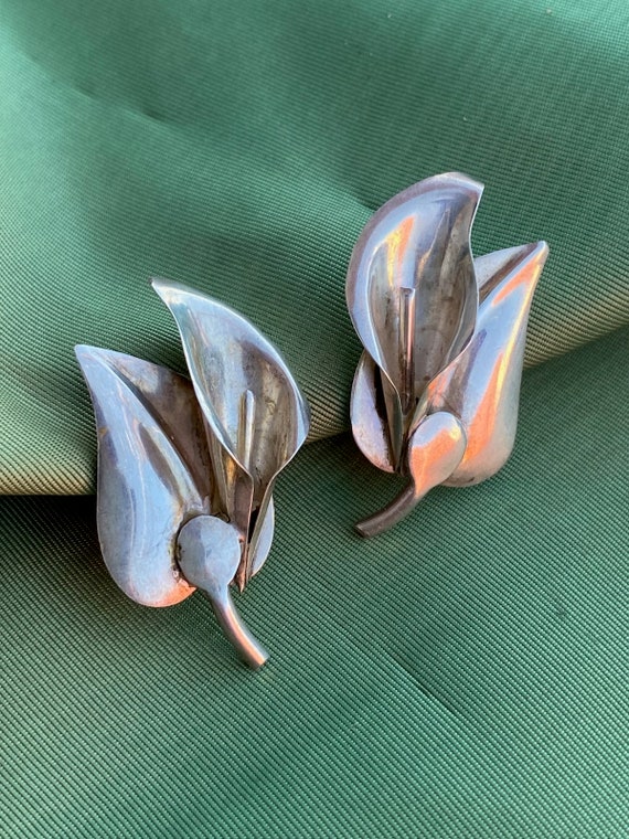 Vintage 1950s Silver Calla Lilly Earrings Screw B… - image 1