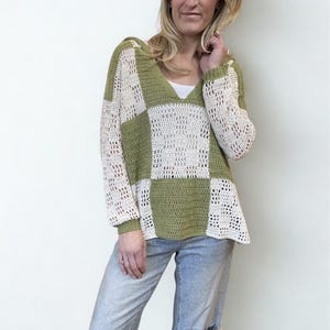 Patrón de sudadera con capucha de malla de ganchillo extragrande con estampado de cuadros y cadena - Top de ganchillo transpirable para verano - Diseño moderno con varios colores - Descarga instantánea - Cuello en V ligero