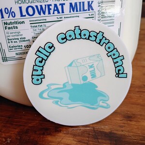 ¡Qué catástrofe! Pegatina de leche derramada, círculo de 7,6 cm, vinilo premium brillante de 7,6 cm.