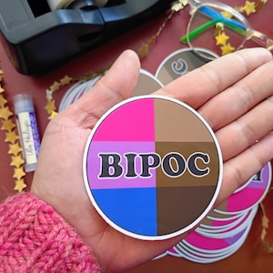BIPOC Sticker couleur bisexuelle fierté, Sticker imperméable en vinyle, cadeau LGBTQ+ queer POC Pride Allié, Sticker résistant aux intempéries en vinyle brillant