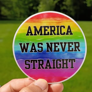 Adesivo arcobaleno PRIDE da 3" "America Was Never Straight", adesivo impermeabile in vinile, regalo LGBTQ+ Queer, vinile lucido circolare
