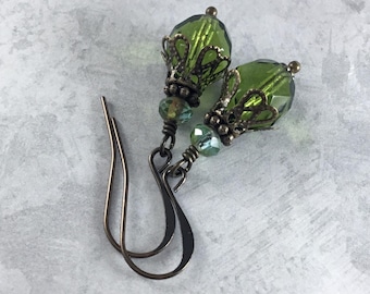 Boucles d'oreilles vert olive foncé Academia avec laiton vieilli