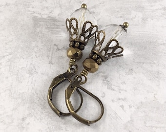 Boucles d'oreilles cristallines foncées Academia avec laiton vieilli