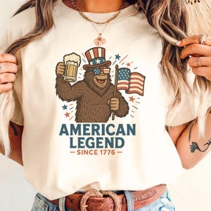 American Legend Bigfoot Shirt – Funny 4th of July Sasquatch Tee – Patriotic Beer and Flag T-Shirt – Since 1776 USA Retro Vintage Design
