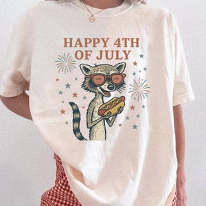 Lustiges Waschbär 4. von Juli Shirt Nettes Vaterländischer Hot Dog T-Shirt Glücklicher Unabhängigkeitstag Tier T-Shirt Retro USA Flagge Feuerwerk DesignLustige USA