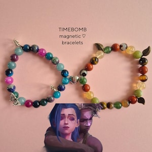 Pulsera Arcana Bomba de Tiempo: Charms inspirados en Jinx Ekko con cristales naturales
