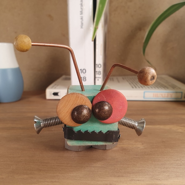 Petit robot créature en bois et métal recyclés