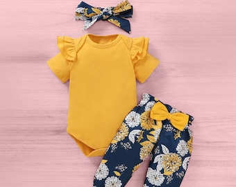 Ensemble 3 pièces floral pour nouveau-né fille : combinaison à manches courtes, combinaison en dentelle, bandeau. Ensemble de tenue pour bébé en coton. Design confortable pour les couches.