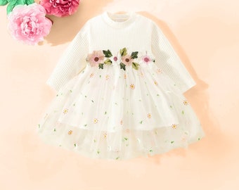 Jurkje met bloemenborduursel voor kleine meisjes - babykleding van tule met lange mouwen en katoen. Babyjurkje met geborduurde bloemen - ronde hals