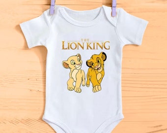 Combinaison bébé à manches courtes en coton d'été - Combinaison imprimée dessin animé Simba Lion King pour nouveau-nés en plusieurs couleurs. La tenue d'été parfaite