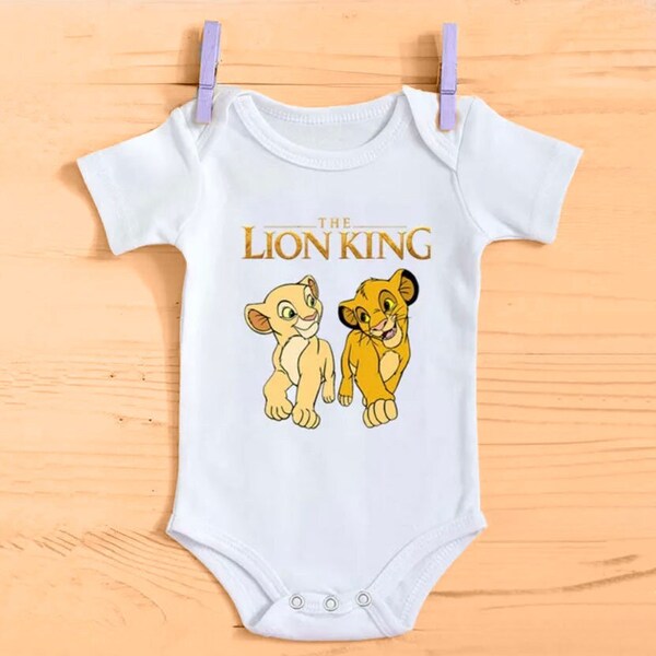 Combinaison bébé à manches courtes en coton d'été - Combinaison imprimée dessin animé Simba Lion King pour nouveau-nés en plusieurs couleurs. La tenue d'été parfaite