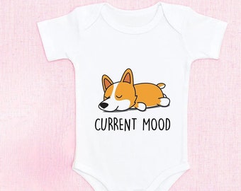 Combinaison en coton imprimé Corgi nouveau-né | Vêtements pour bébés pour garçons et filles | Barboteuse pour tout-petits. Combinaison une pièce en toile avec un charmant imprimé.