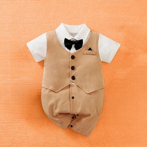 Formeller Baby-Body aus Baumwolle Weicher Gentleman-Stil für Neugeborene. Baby-Body im Gentleman-Stil für Neugeborene für formelle Anlässe. Gentleman-Stil Braun