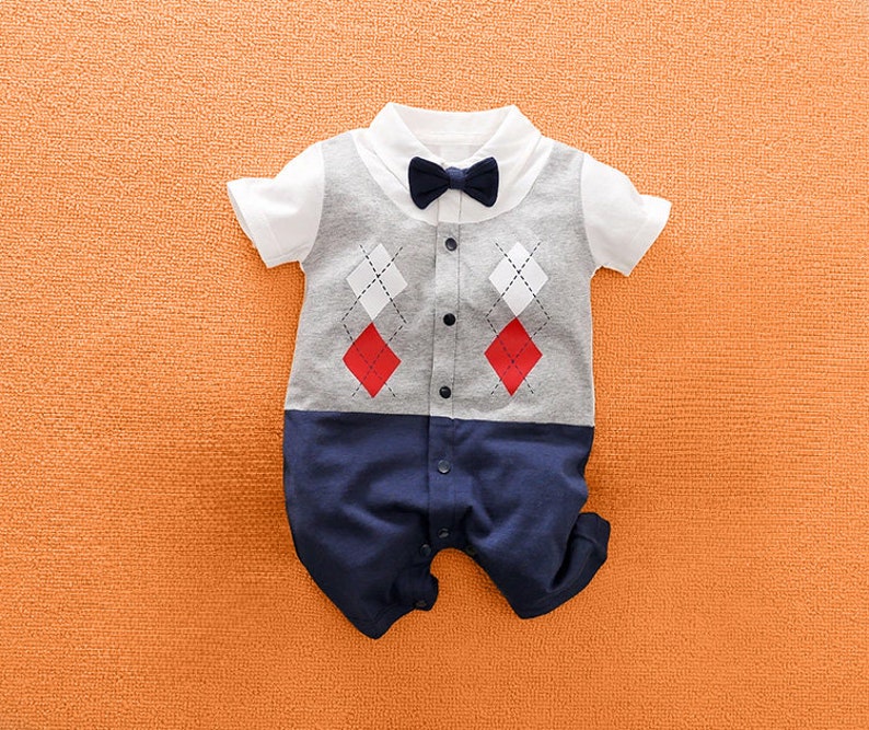 Formeller Baby-Body aus Baumwolle Weicher Gentleman-Stil für Neugeborene. Baby-Body im Gentleman-Stil für Neugeborene für formelle Anlässe. Gentleman-Stil Blue & Grey