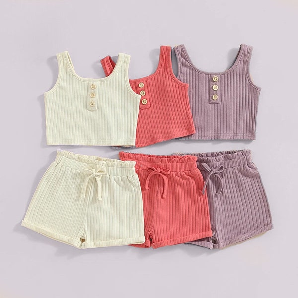 Children's set for warm summer days. Made of soft and breathable material, providing comfort to your baby while playing and relaxing.
