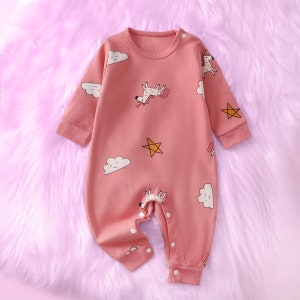 Entzückender Tier-Body für Kinder, einzigartige Kinderkleidung. Süßes Kleinkind-Outfit, lustiger, modischer, farbenfroher Kinder-Body aus Baumwolle Rosa