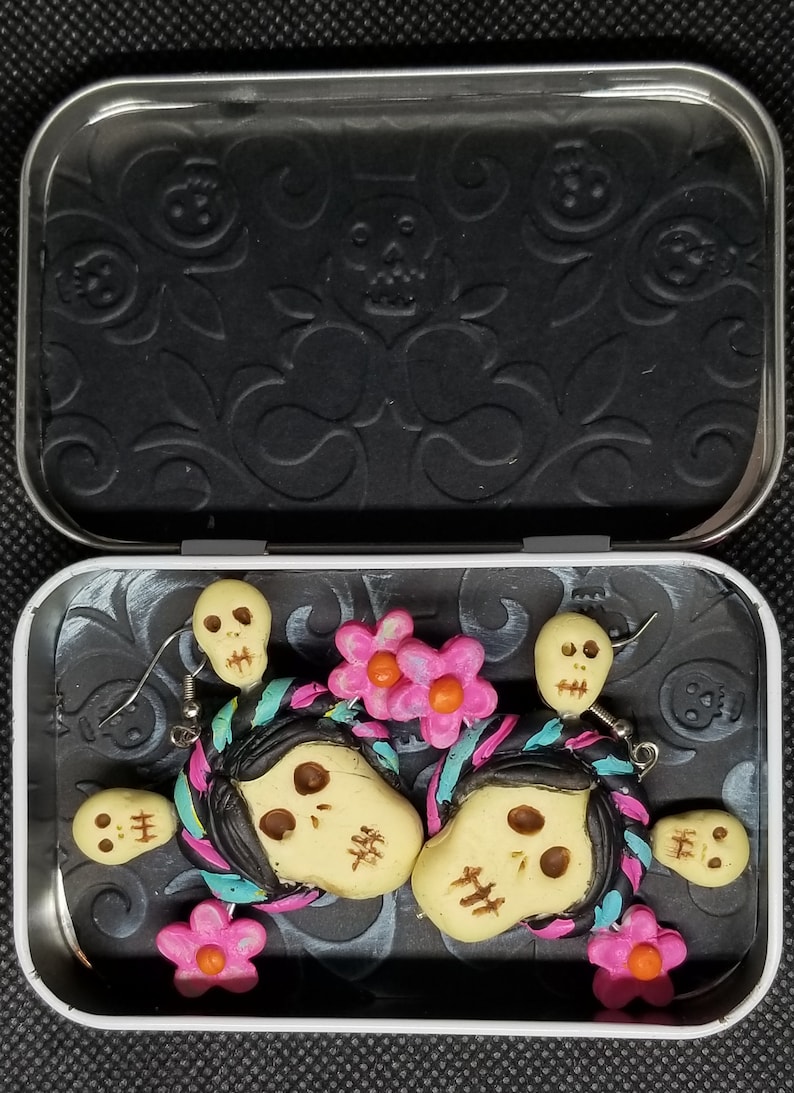 Day of the dead earrings Dia de los muertos aretes hechos en porcelana fria