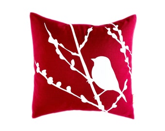 Pájaro rojo sobre flor de cerezo - Mini cojín cuadrado de 26 cm