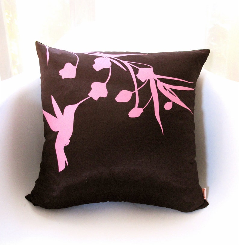 Offre à durée limitée Impression rose rose sur colibri en soie brune avec eucalyptus Coussin carré de 40,48 cm 16 po. PRÊT À L'EXPÉDITION image 2