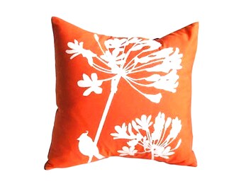 Cardinale arancione su Agapanthus - Mini cuscino quadrato da 10,5 pollici