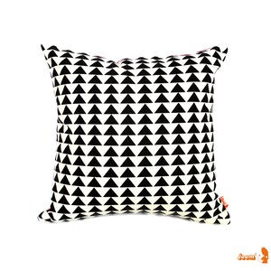Kussensloop met geometrische driehoek: zwart en gebroken wit denim, 16 inch