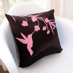 Offre à durée limitée Impression rose rose sur colibri en soie brune avec eucalyptus Coussin carré de 40,48 cm 16 po. PRÊT À L'EXPÉDITION image 1