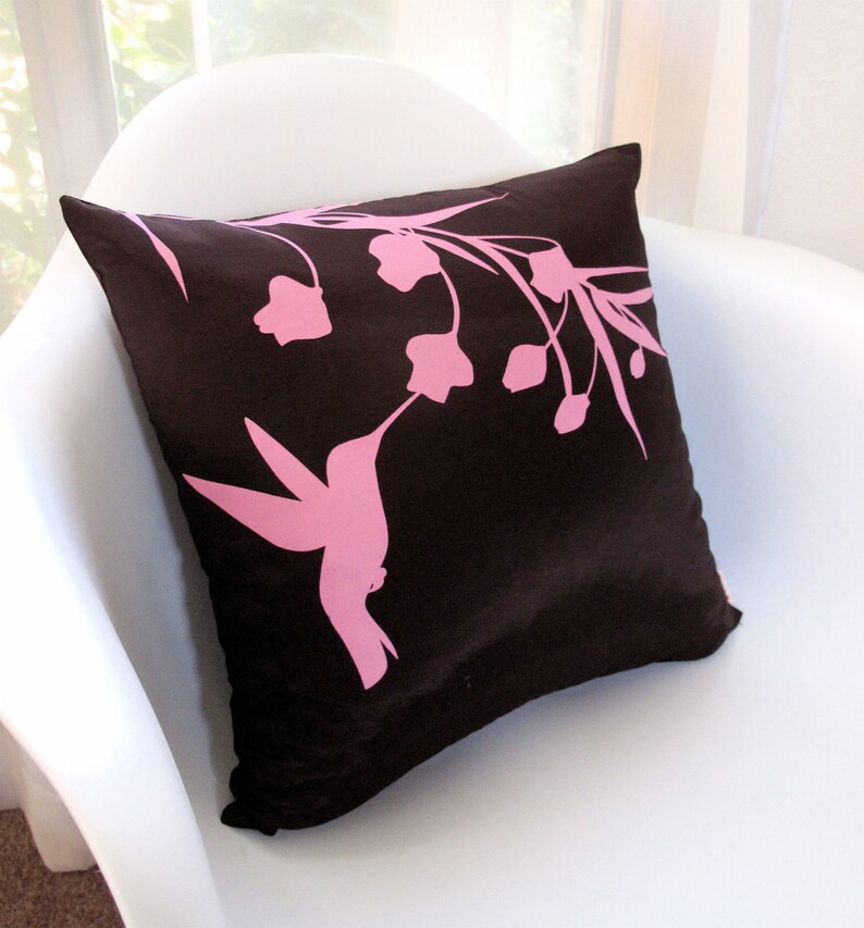 Offre à durée limitée Impression rose rose sur colibri en soie brune avec eucalyptus Coussin carré de 40,48 cm 16 po. PRÊT À L'EXPÉDITION image 1