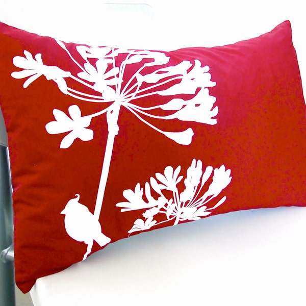 Cardinale rosso sul cuscino rettangolo Agapanthus