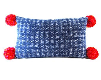 Cuscino lombare in lino Batik indaco: disegno floreale Boho Pom Pom