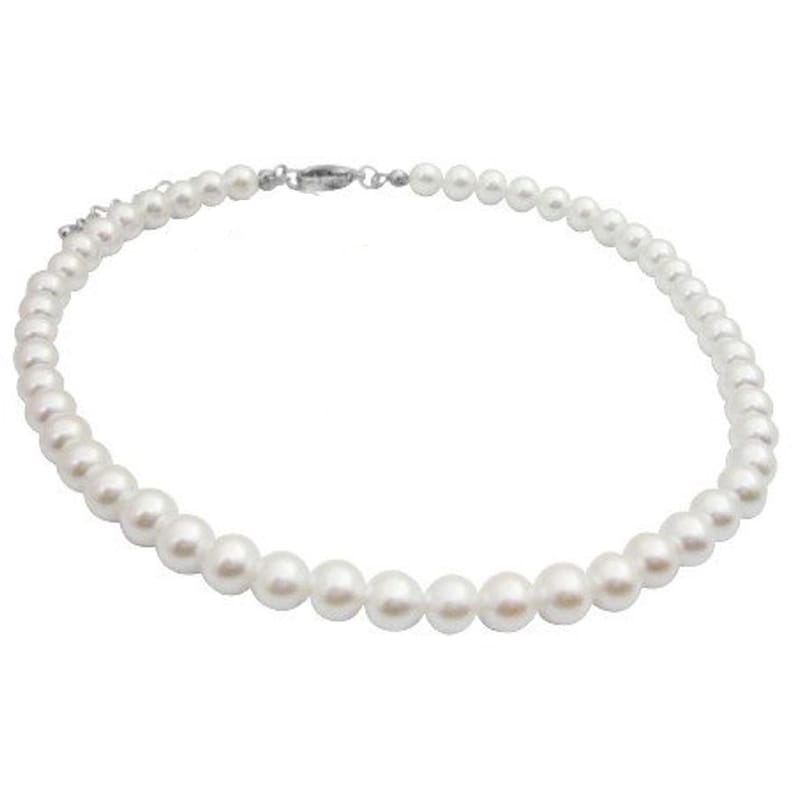 Puede incluir: Un collar de perlas blancas con un cierre plateado. Las perlas var&iacute;an en tama&ntilde;o, con perlas m&aacute;s grandes en el centro y perlas m&aacute;s peque&ntilde;as hacia el cierre. El collar se muestra sobre un fondo blanco.
